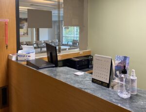 front desk view of the clinic, healing sense clinic in surrey, burnaby, coquitlam, vancouver, west vancouver, north vancouver, chiropractic, acupuncture, kinesiology, counselling, treatments for body pain, back and neck pain therapy, clinics in surrey and lower mainland